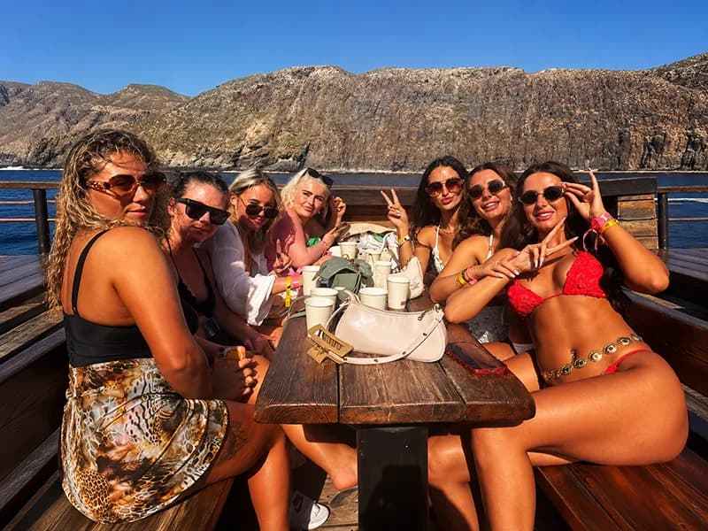 Invités à la fête du bateau de Tenerife, naviguant de Los Cristianos près de Costa Adeje