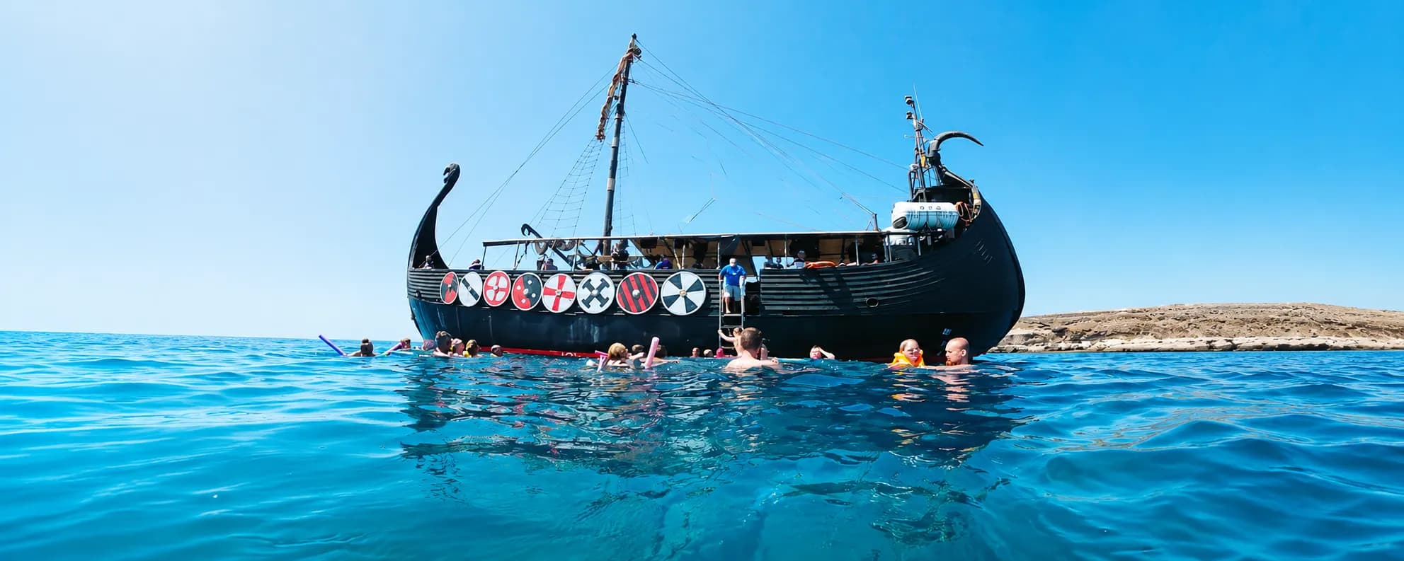 Les clients célèbrent sur le bateau la nuit avec des néons