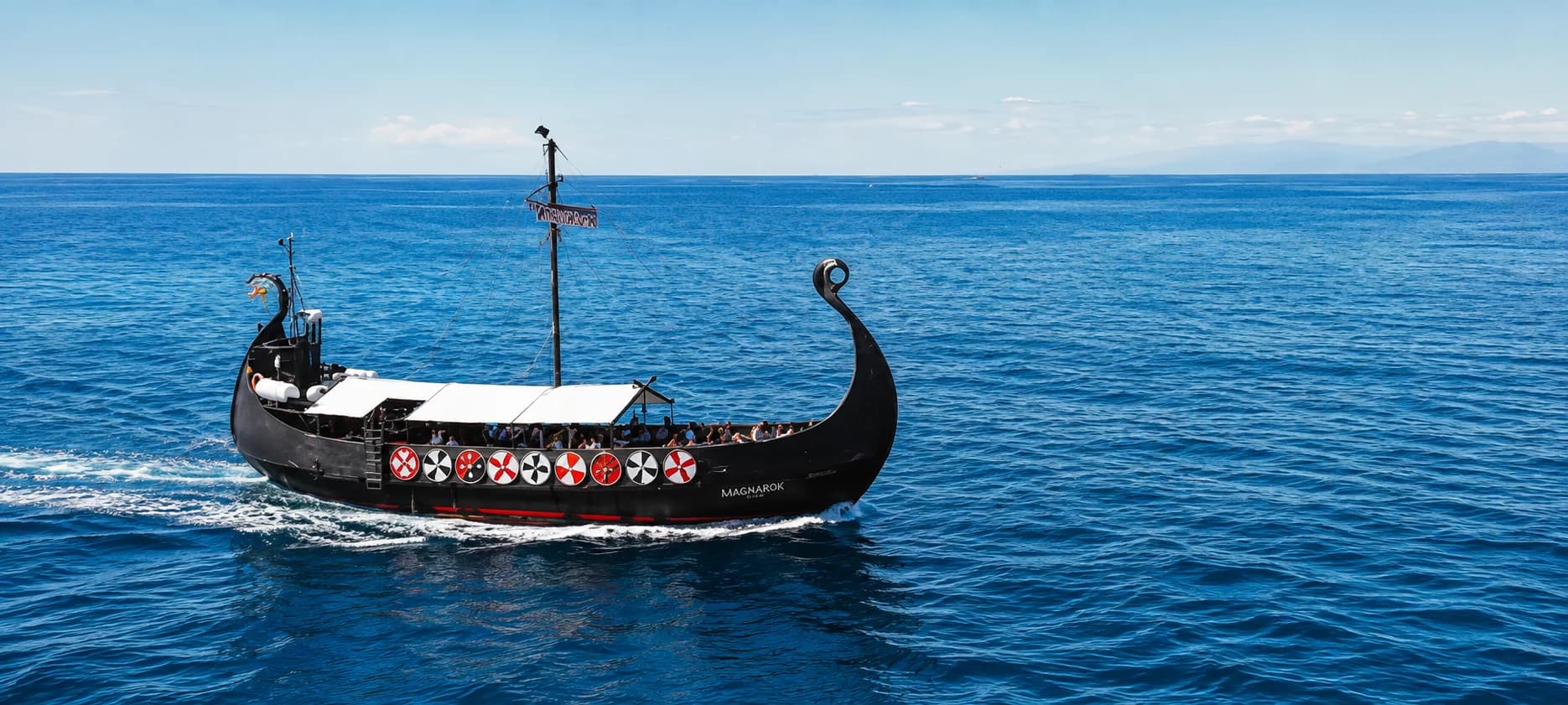 La fête du bateau de Tenerife navigue près de Los Cristianos