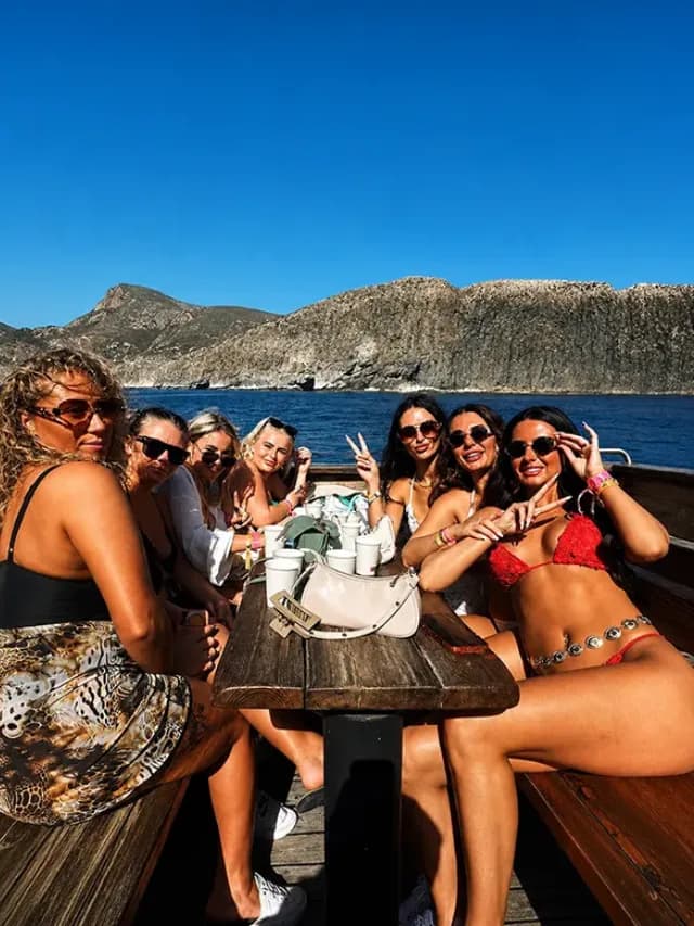 Les invités toast boissons à bord