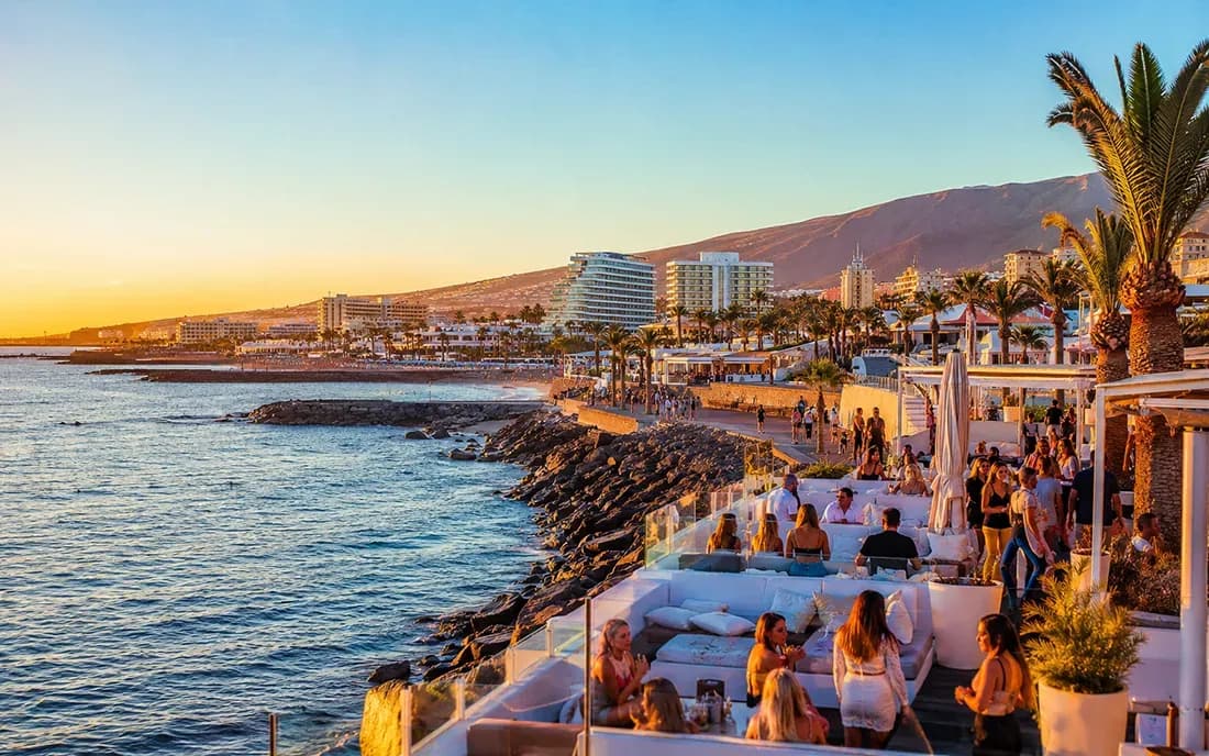 Où séjourner à Tenerife pour la vie nocturne : meilleurs endroits pour les fêtes en 2026